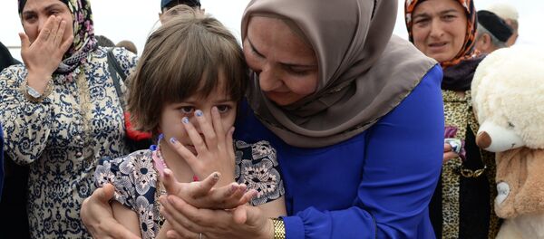 Архивное фото встречи спасенных в Ираке детей в аэропорту Грозного Архивное фото встречи спасенных в Ираке детей в аэропорту Грозного - Sputnik Казахстан