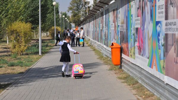 Девочка идет в школу - Sputnik Казахстан