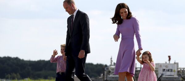 Герцог и герцогиня Кембриджские Уильям и Кейт с детьми принцем Джорджем и принцессой Шарлоттой Герцог и герцогиня Кембриджские Уильям и Кейт с детьми принцем Джорджем и принцессой Шарлоттой - Sputnik Казахстан