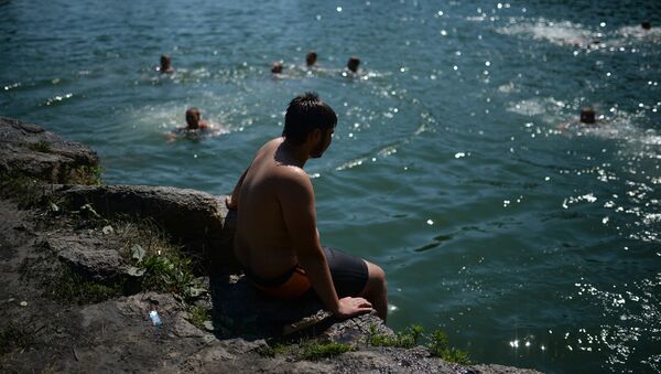 Горожане купаются на озере, архивное фото - Sputnik Казахстан