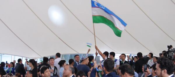 Танцуют все! Официальные лица Узбекистана устроили флешмоб на ЭКСПО Танцуют все! Официальные лица Узбекистана устроили флешмоб на ЭКСПО - Sputnik Казахстан