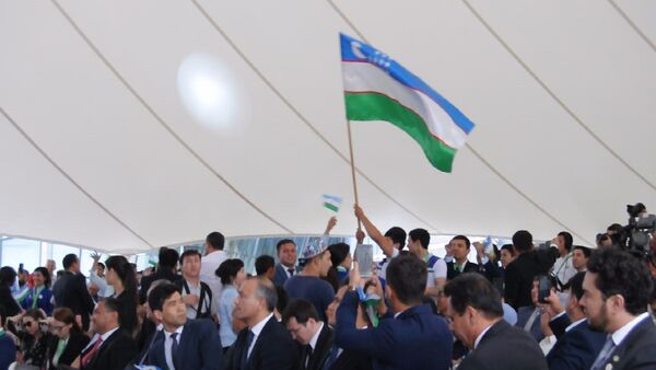 Танцуют все! Официальные лица Узбекистана устроили флешмоб на ЭКСПО - Sputnik Казахстан