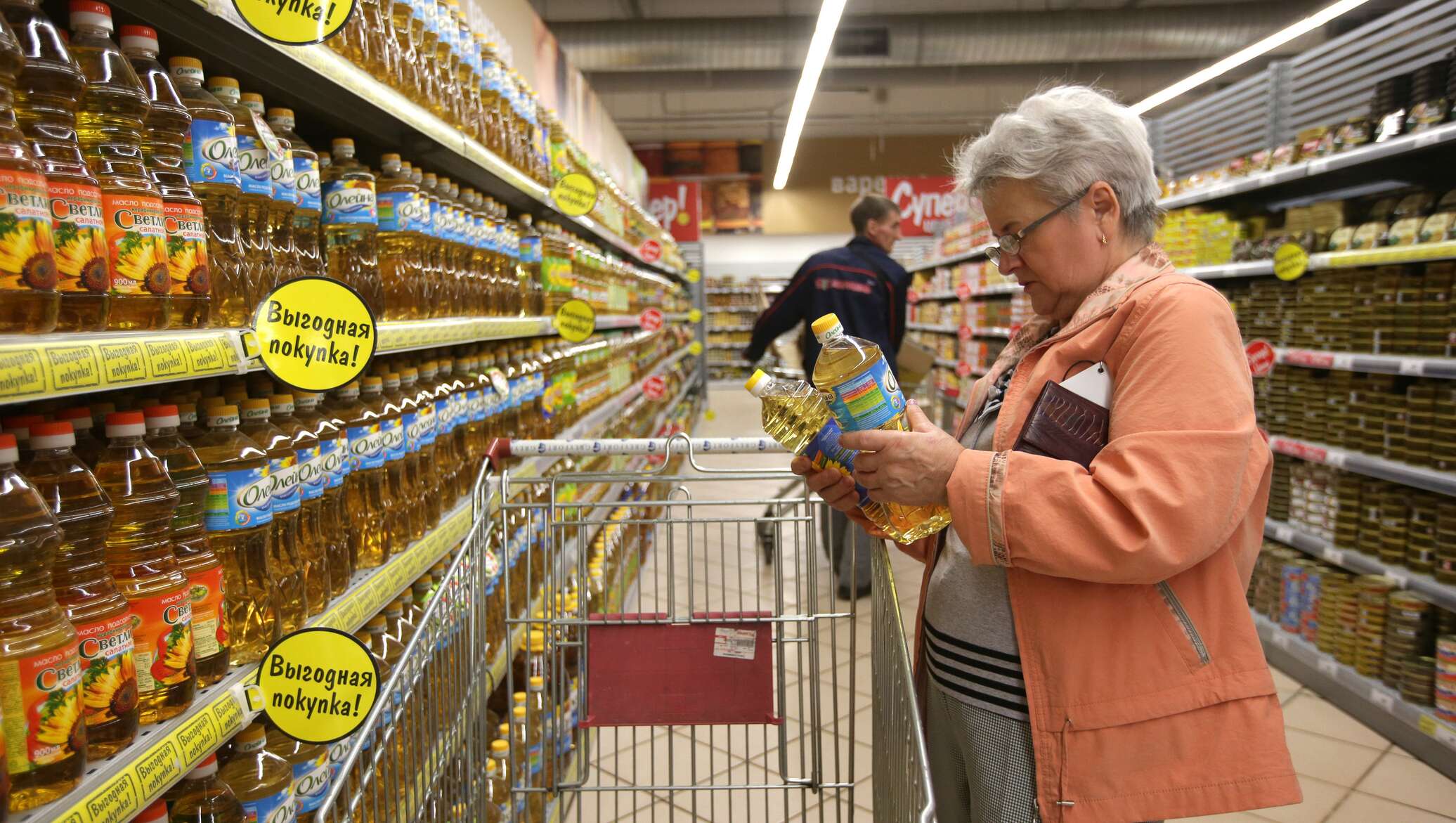 казахстанский покупатель. сайт интернет магазинов в казахстане. хороший ассортимент. экономия на еде. очередь на кассе в супермаркете.