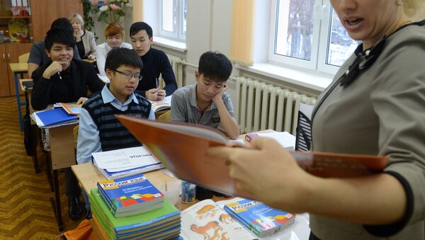 Школьники на уроке, архивное фото - Sputnik Казахстан