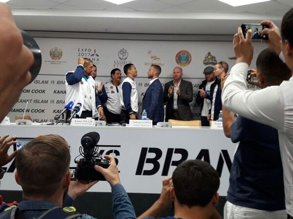 Канат Ислам и Брэндон Кук во время пресс-конференции в Астане - Sputnik Казахстан