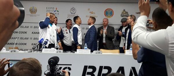 Канат Ислам и Брэндон Кук во время пресс-конференции в Астане - Sputnik Казахстан