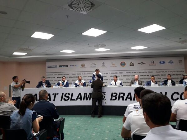 Канат Ислам во время пресс-конференции в Астане - Sputnik Казахстан