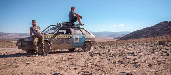 Участники международной гонки Монгольское ралли из Беларуси Борис Николайчик и Роман Свечников Участники международной гонки Монгольское ралли из Беларуси Борис Николайчик и Роман Свечников - Sputnik Казахстан