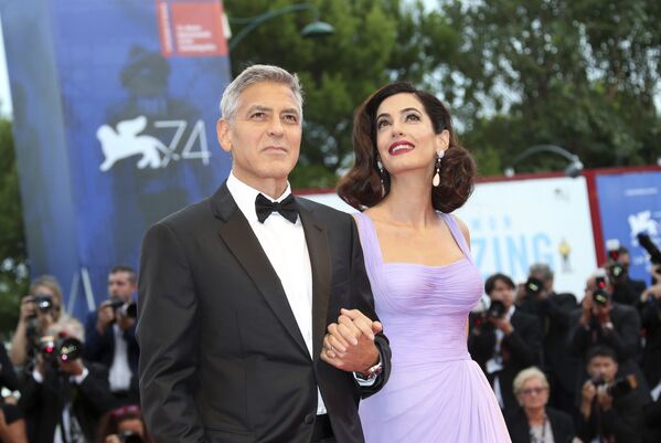 Джордж Клуни с женой Амаль - Sputnik Казахстан