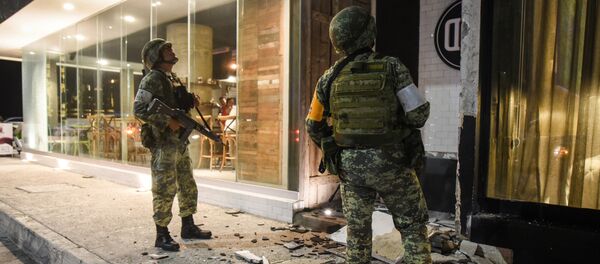 Военные осматривают ущерб после землетрясения в Мексике Военные осматривают ущерб после землетрясения в Мексике - Sputnik Казахстан