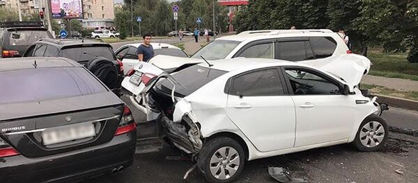 Mercedes столкнулся с несколькими авто в Алматы - Sputnik Казахстан