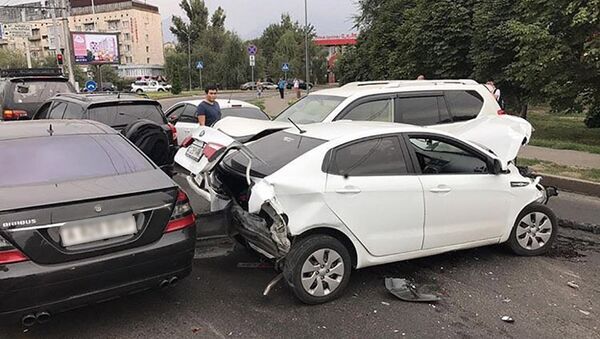 Mercedes столкнулся с несколькими авто в Алматы - Sputnik Казахстан