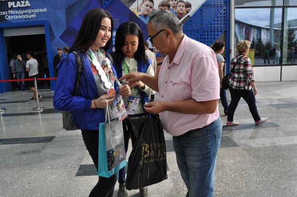 Волонтеры Шырай Кадырбек и Сабина Садуакасова из Тараза Волонтеры Шырай Кадырбек и Сабина Садуакасова из Тараза - Sputnik Казахстан