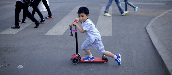 Ребенок на самокате - Sputnik Казахстан