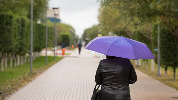 Женщина под зонтом, архивное фото - Sputnik Казахстан