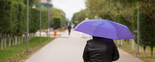 Қолшатыр ұстаған әйел, архивтегі фото - Sputnik Қазақстан