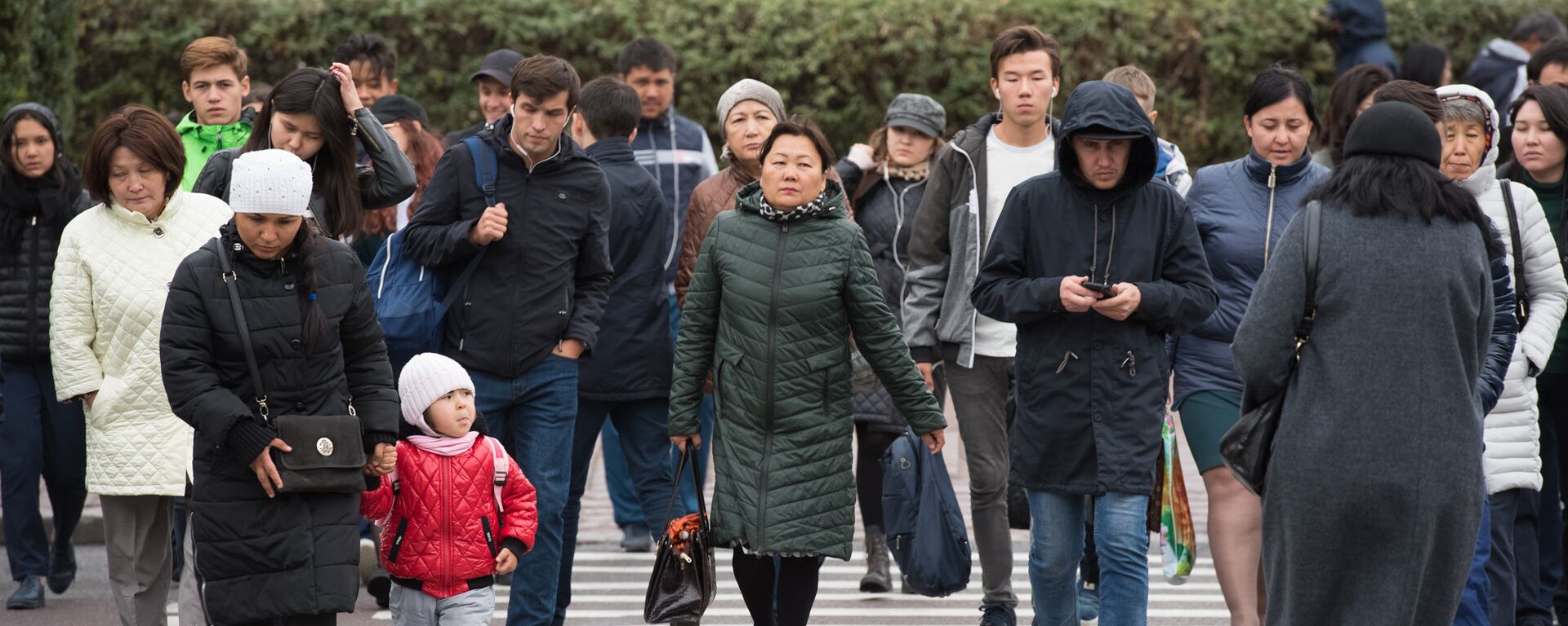 Адамдар, жаяу жүргіншілер - Sputnik Қазақстан, 1920, 21.02.2021