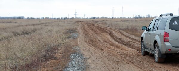 Архивное фото автомобиля на сельской дороге Архивное фото автомобиля на сельской дороге - Sputnik Казахстан