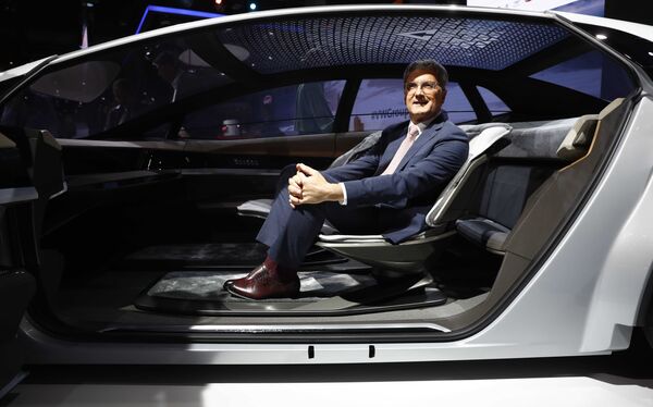 В салоне Audi Aicon нет и намека на традиционные органы управления: есть лишь сиденья и многочисленные мониторы - Sputnik Казахстан
