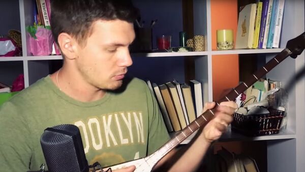 Алматинец Глеб Пономарев играет рок-хиты на домбре - Sputnik Казахстан