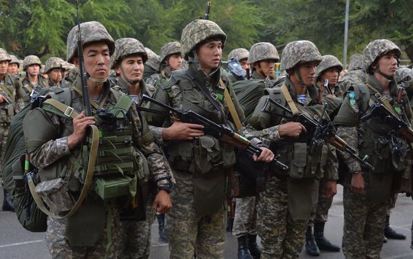 Казахстанские военные отрабатывают учения по подавлению конфликта на юго-востоке Казахстана - Sputnik Казахстан
