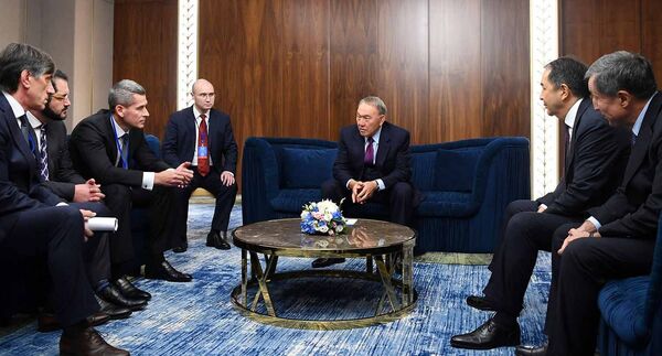 Нурсултан Назарбаев во время встречи с представителями Hyperloop One - Sputnik Казахстан