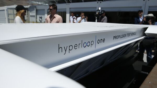 Логотип Hyperloop One на тестовой модели двигателя, архивное фото - Sputnik Казахстан