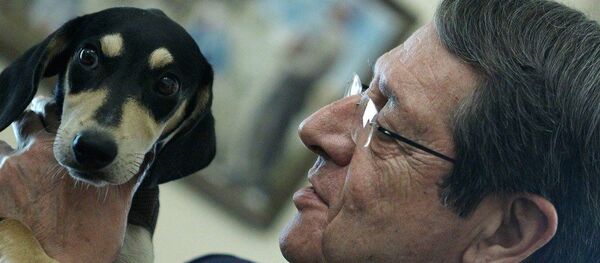 Никос Анастасиадис и щенок из приюта - Sputnik Казахстан