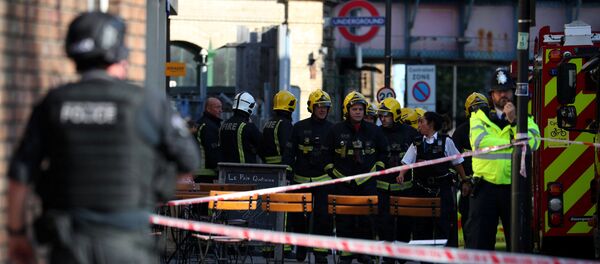 Пожарные рядом со станцией метро, где произошел взрыв - Sputnik Казахстан