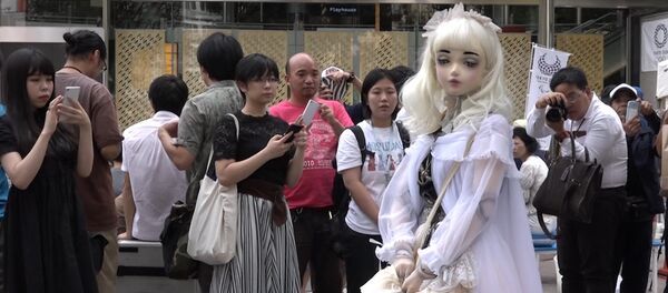 Живая кукла Лулу Хашимото гуляла по улицам Токио - Sputnik Казахстан