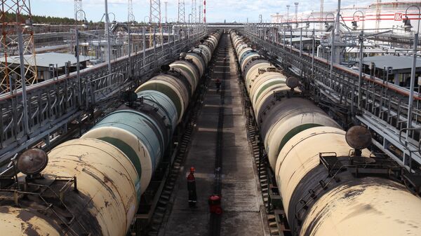 Транспортировка нефтепродуктов, архивное фото - Sputnik Казахстан