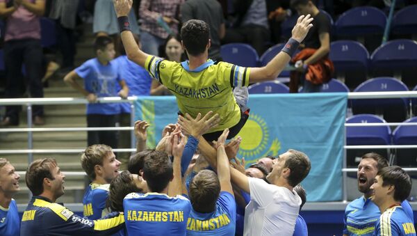 Коллеги по команде подбрасывают Михаила Кукушкина после победы над Диего Шварцманом - Sputnik Казахстан