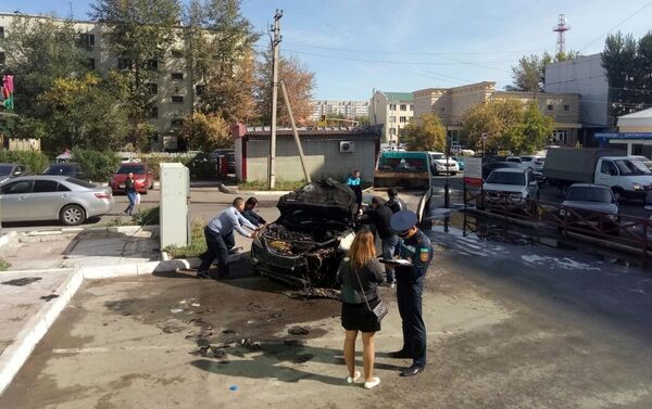 Автомобиль сгорел во дворе жилого дома в Астане - Sputnik Казахстан