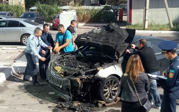 Автомобиль сгорел во дворе жилого дома в Астане - Sputnik Казахстан