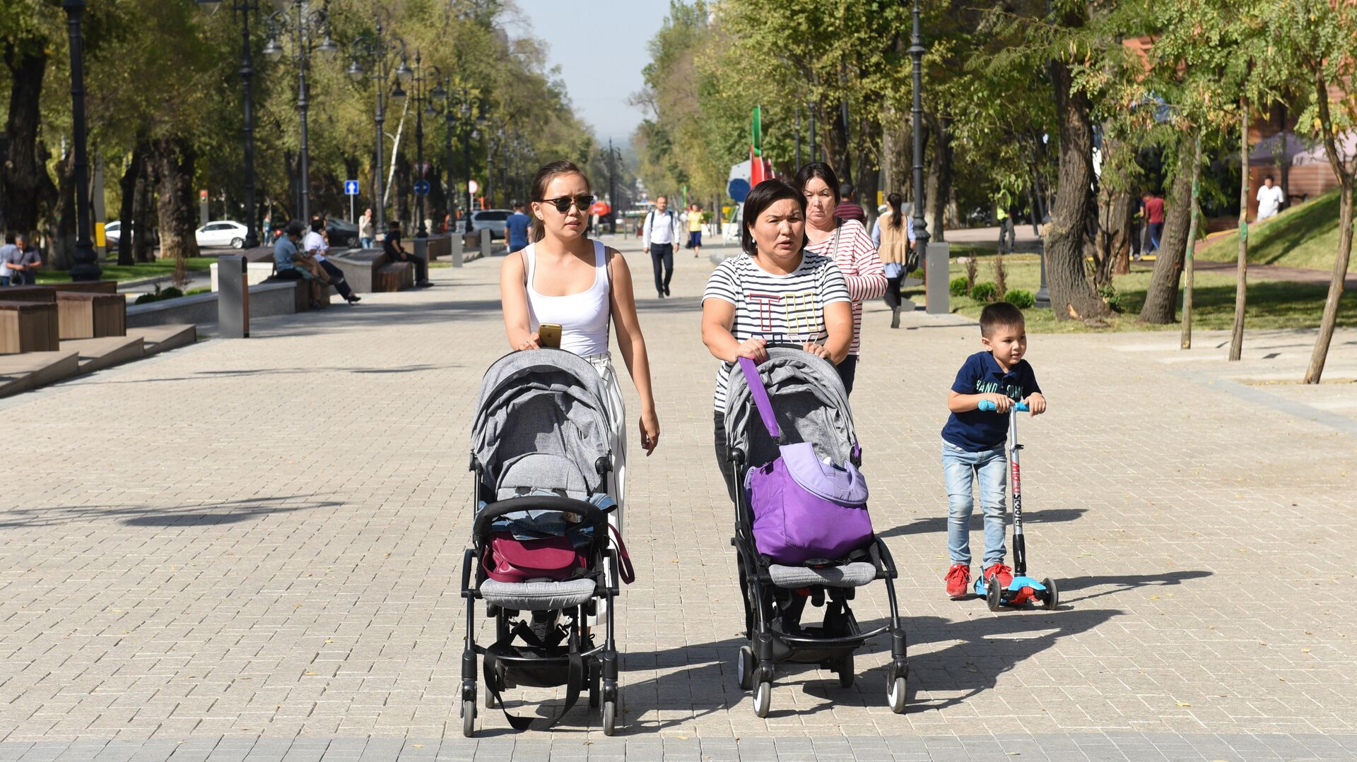 Женщины с колясками на улице в Алматы, архивное фото - Sputnik Қазақстан, 1920, 21.09.2021
