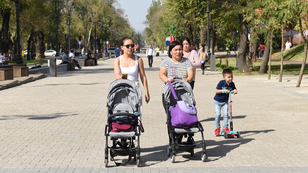Женщины с колясками на улице в Алматы, архивное фото - Sputnik Қазақстан