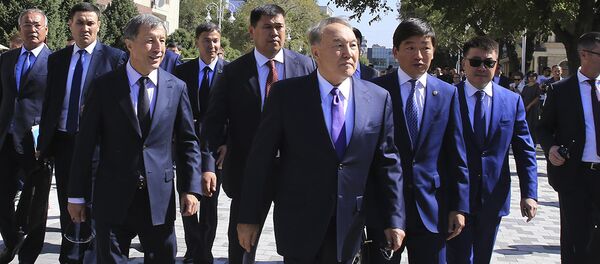 Нурсултан Назарбаев прогулялся по Арбату в Алматы Нурсултан Назарбаев прогулялся по Арбату в Алматы - Sputnik Казахстан