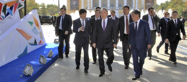 Нурсултан Назарбаев во время прогулки по Арбату в Алматы, архивное фото - Sputnik Казахстан