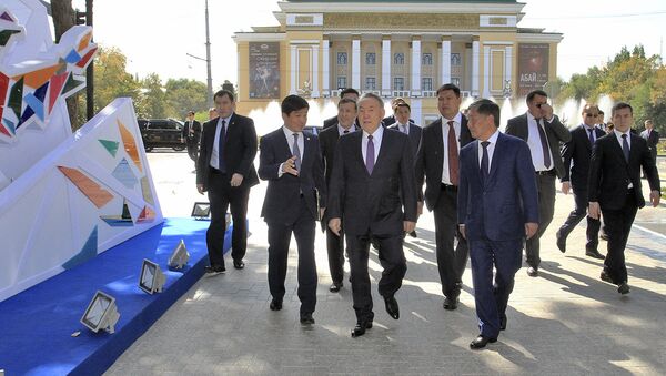 Нурсултан Назарбаев во время прогулки по Арбату в Алматы, архивное фото - Sputnik Казахстан