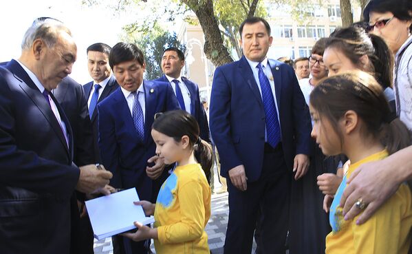 Нурсултан Назарбаев прогулялся по Арбату в Алматы - Sputnik Казахстан