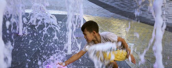 Мальчик у фонтана - Sputnik Казахстан