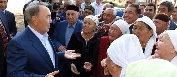 Нурсултан Назарбаев с жителями села Шемолган Нурсултан Назарбаев с жителями села Шемолган - Sputnik Казахстан