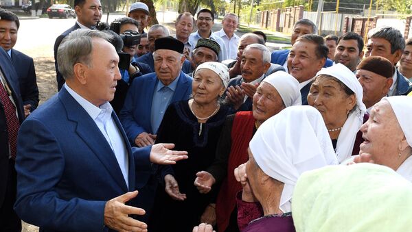 Нурсултан Назарбаев с жителями села Шемолган - Sputnik Казахстан
