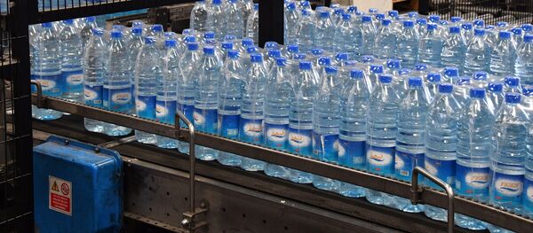 Производство минеральной воды, архивное фото Производство минеральной воды, архивное фото - Sputnik Казахстан