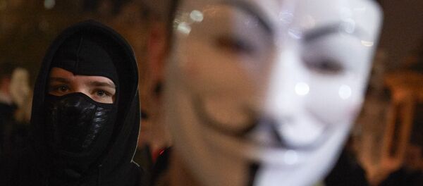 Anonymous бетпердесін киген адам - Sputnik Қазақстан
