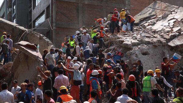 Спасательные работы на месте обрушившихся из-за землетрясения зданий в Мексике - Sputnik Казахстан