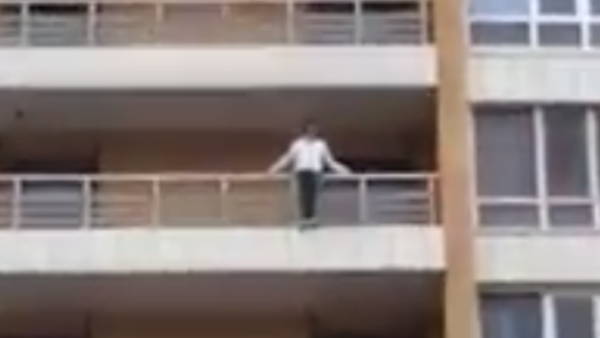 Девушка пытается спрыгнуть с балкона ЖК Столичный в Астане - Sputnik Казахстан