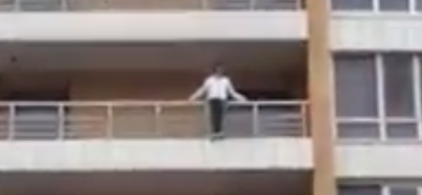 Девушка пытается спрыгнуть с балкона ЖК Столичный в Астане Девушка пытается спрыгнуть с балкона ЖК Столичный в Астане - Sputnik Казахстан