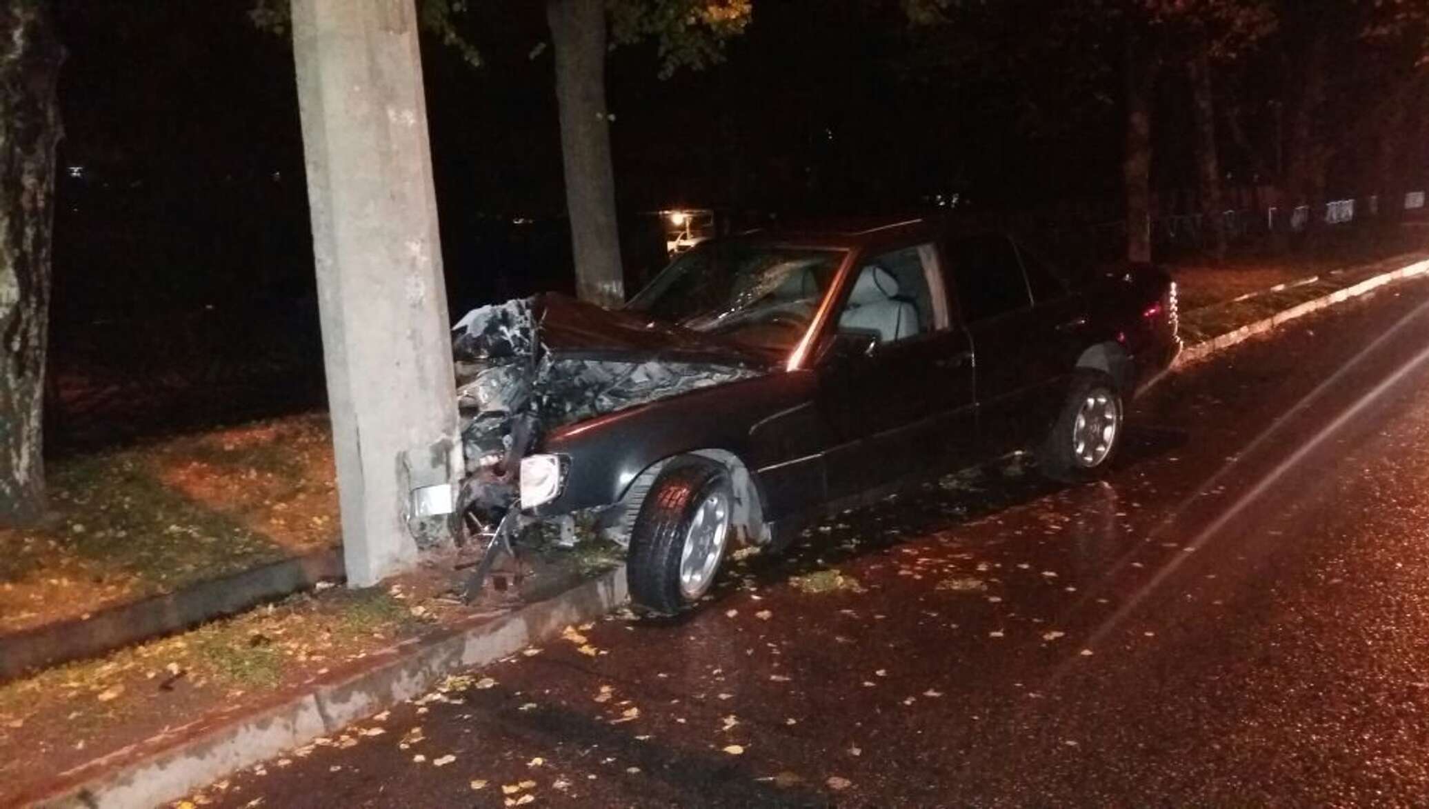Разбитая машина ночью
