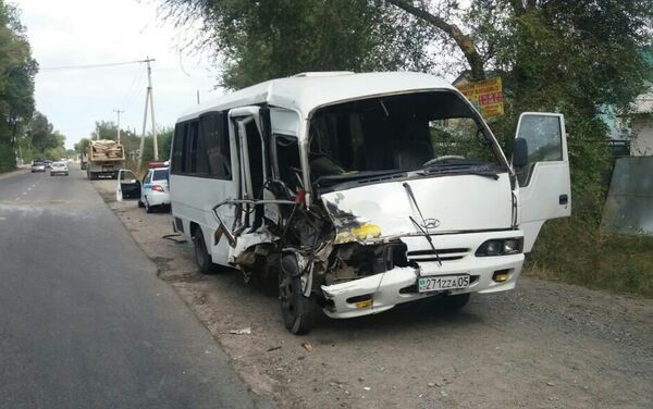 Грузовик протаранил пассажирский микроавтобус в Алматинской области - Sputnik Казахстан